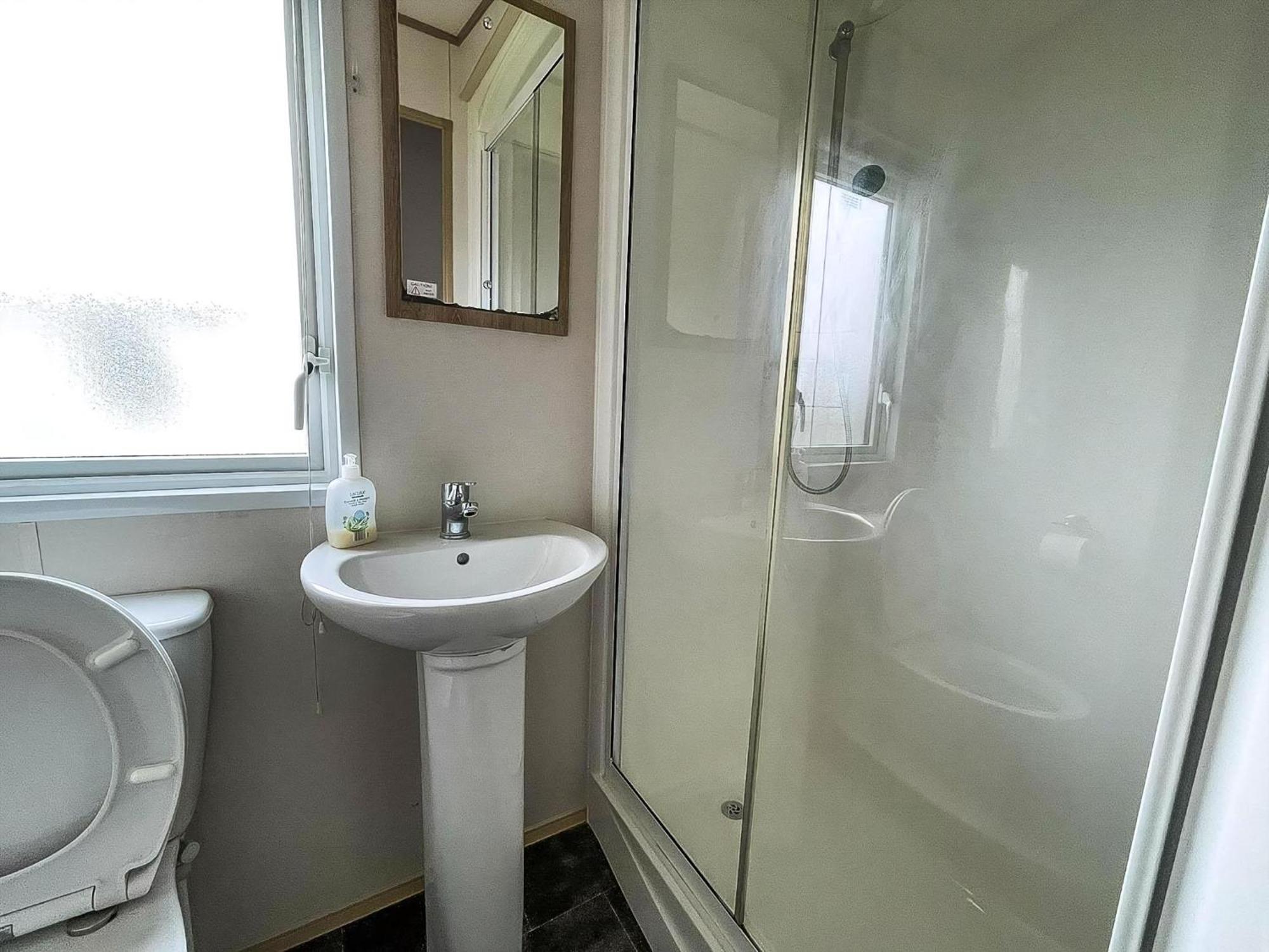 6 Berth Caravan With Decking At Seawick Holiday Park In Essex Ref 27549Sw Clacton-on-Sea Exterior photo
